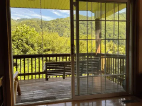 Perfect Couples Retreat – Smoky Mountain View, Hot Tub, Fire Place, King Bed, EV