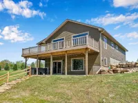 The Bridgeview Lodge  Hot Tub + Incredible Mississippi River Views & Sunsets Hotels in Freeman