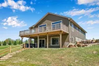 The Bridgeview Lodge, Hot tub, Amazing River Views and sun sets.