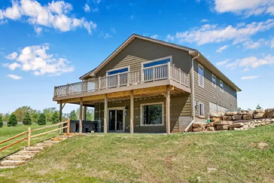 The Bridgeview Lodge  Hot Tub + Incredible Mississippi River Views & Sunsets