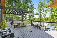 Modern Lakefront Cabin: Hot Tub, Kayaks & Bonus Mini Cabin!