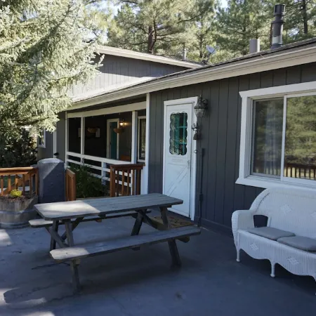 Flagstaff; Big house with Hot Tub Close to downtown, Secluded in the cool pines.
