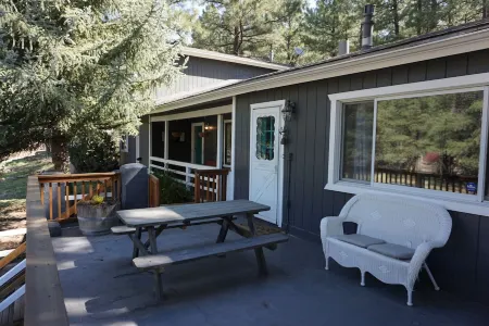 Flagstaff; Big house with Hot Tub Close to downtown, Secluded in the cool pines. Отели рядом с достопримечательностью «Обсерватория Лоуэлла»