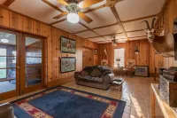 Authentic Ranch Home on 650 Acres with Peace and Tranquility - 3 tähden