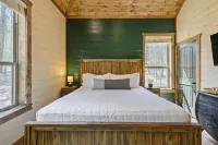 NEW, modern 3 bed, 3.5 bath cabin with hot tub and huge deck - summer bliss!