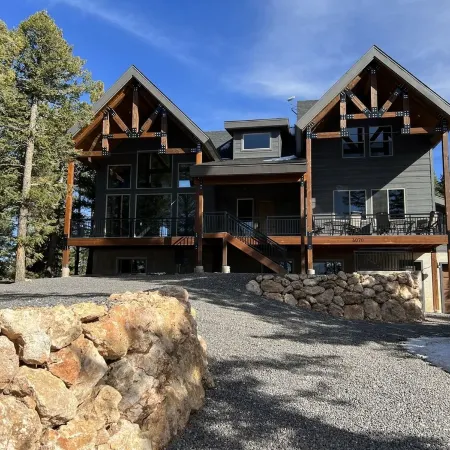 Stunning Luxury Executive Style Cabin 7 BR 4.5 BA Hi Speed Wi-Fi