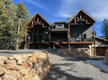 Stunning Luxury Executive Style Cabin 7 BR 4.5 BA Hi Speed Wi-Fi