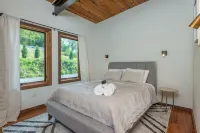 Modern Luxury Meets Mountain Getaway. Amazing Views, Hot Tub+More! Hotels in Madison County