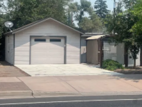 Cute Bungalow w/ garage Downtown Redmond - 4 guests
