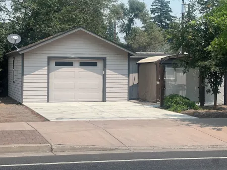 Cute Bungalow w/ garage Downtown Redmond - 4 guests