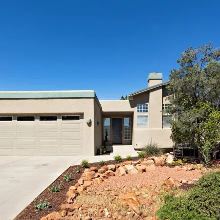 Luxury West Sedona Home - close to hiking trails with a view of Coffee Pot