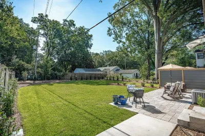 Boho-chic themed bungalow in charming Shandon Columbia, SC. Hotels near Goodwill