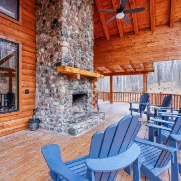 Overbrook Lodge, 5 bedrooms, 4.5 baths, Sleeps 16 and Two miles to Rock House