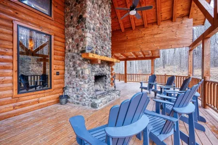 Overbrook Lodge, 5 bedrooms, 4.5 baths, Sleeps 16 and Two miles to Rock House