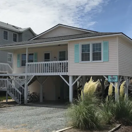 Wonderful location, mid-island! Short walk to beach, pier and island market.