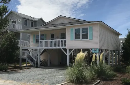 Wonderful location, mid-island! Short walk to beach, pier and island market.