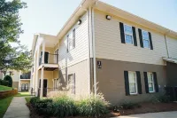 Hotty Toddy! Newly Renovated 2 Bedroom, 2 Bathroom. Walk to Grove! 1st Floor.