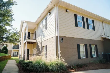 Hotty Toddy! Newly Renovated 2 Bedroom, 2 Bathroom. Walk to Grove! 1st Floor. Отели рядом с достопримечательностью «Парк Ламар»