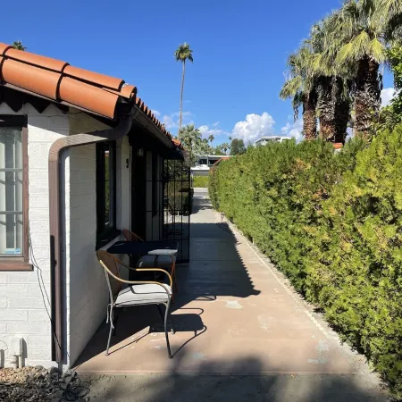 Villa F - a stand alone 1bed/1bath with kitchen steps from downtown Palm Springs