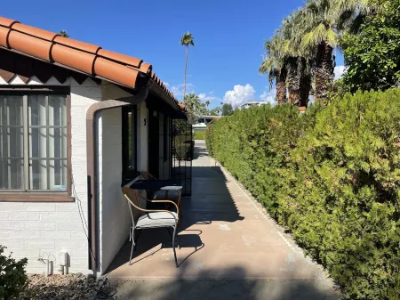 Villa F - a stand alone 1bed/1bath with kitchen steps from downtown Palm Springs