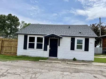 Relax on beautiful Lake Michigan - 5 minutes from town!