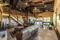 Unique and tranquil mountain-side getaway, close to Guntersville Lake.