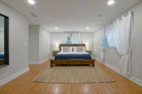 Renovated House Heated Pool Gourmet Kitchen Pet Friendly Walking to the Downtown