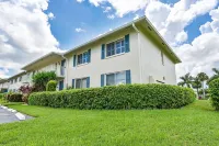 Glades Golf & Country Club-Large, Updated 2/2 Condo Near  Shopping, Beach & Pier