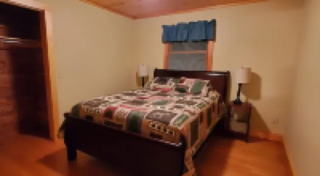 Lakeview Lounge. 3 bedroom cabin surrounded by national forest.