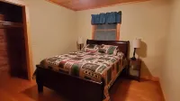 Lakeview Lounge. 3 bedroom cabin surrounded by national forest.
