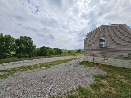 Quaint Cabin - 8 minutes from Ark Encounter!!Country setting, near town!!