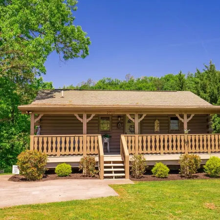 Get Hip ~ Close 2 Attractions - Hot Tub - Firepit - King Suite - Flat Drive