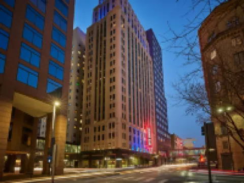 Renaissance Saint Elm Dallas Downtown Hotel โรงแรมใกล้พิพิธภัณฑ์ศิลปะดาลัส