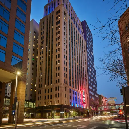 Renaissance Saint Elm Dallas Downtown Hotel Отели рядом с достопримечательностью «Площадь Сэнкс Гивен»