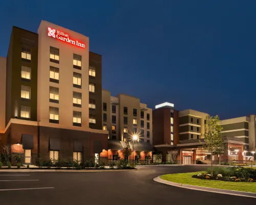 Hilton Garden Inn Birmingham Downtown Отели рядом с достопримечательностью «Научный Центр МакУэйн»