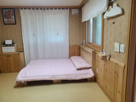 Damyang Lara 345 Pension Отели рядом с достопримечательностью «Meta Provence»