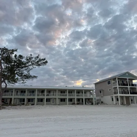 Beachfront 2/1 - Newly Remodeled Right on the Beach.  Amazing Sunsets - D