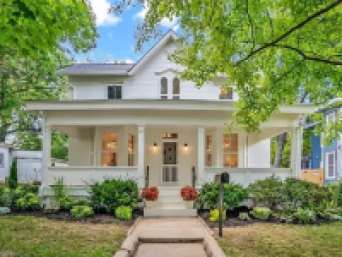 Charming Historic Home, Luxurious Remodel, Walk to Downtown, Tree-Lined Street Hotéis em Delaware