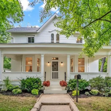 Charming Historic Home, Luxurious Remodel, Walk to Downtown, Tree-Lined Street Отели в г. Делавэр