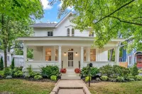 Charming Historic Home, Luxurious Remodel, Walk to Downtown, Tree-Lined Street Hotels in Delaware