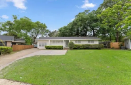 Cozy Midtown Mobile Home; Fireplace & Pet-Friendly