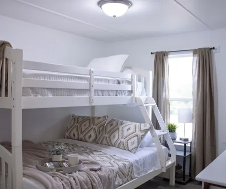 Cozy 2-bedroom mobile home in lovely Encampment with AC, WiFi