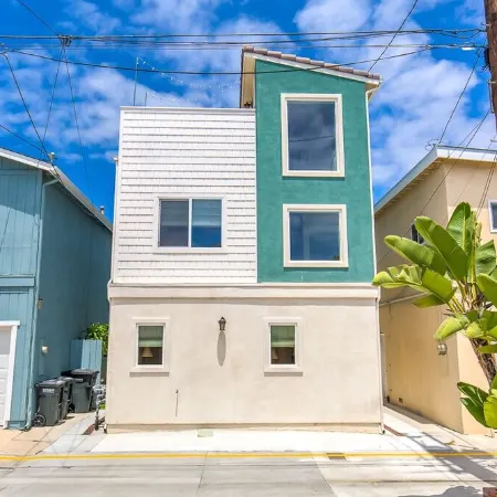 Super Nice Beach Place -Large Private Deck- Garage Parking-1 block to beach