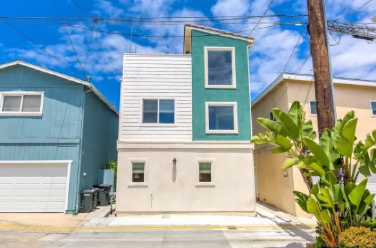 Super Nice Beach Place -Large Private Deck- Garage Parking-1 block to beach