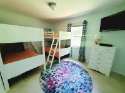 GO JUMP IN THE LAKE at this lovely waterfront home! 庫庫酒店