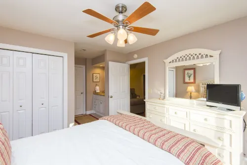 Pets Ok, Bikes Included,(4), Walking Distance To Beach And Pool, Sleeps 7