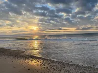 OCEANFRONT ! Family fun steps from the beach!😎🦀 pet friendly, linens included!