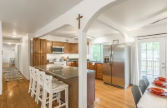 Charming & Affordable 3-bedroom house with WiFi in tranquil Overland Park