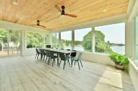 Large family home with dock on Lake Keowee! Hotels in Oconee County