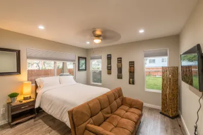 Family-Friendly Orange County Home w/ Treehouse & Yard – Close to Disneyland! Hôtels à proximité de : Vons